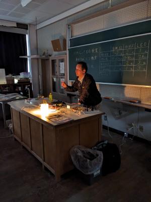 白熱電球の仕組みを解説する写真