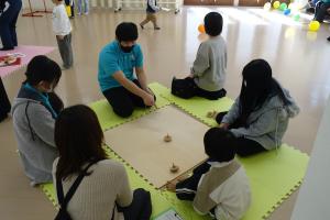 こまをしている様子(前回1月)