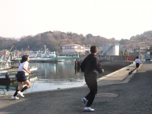 マラソン大会で走る小中学生と指導者の様子