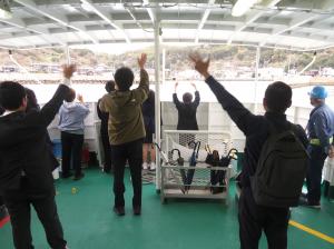 島を離れる教職員たちの様子