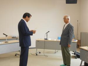 市長から会長へ諮問書の手渡し