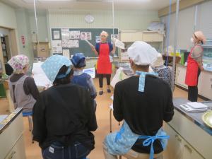 減塩料理の説明の様子
