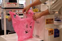 ほうふecoレジ袋に買った商品を入れている様子