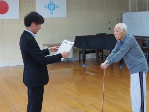 生涯学習都市宣言25周年記念行事講師表彰（境先生）