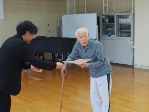 生涯学習都市宣言25周年記念行事講師表彰（境先生）3